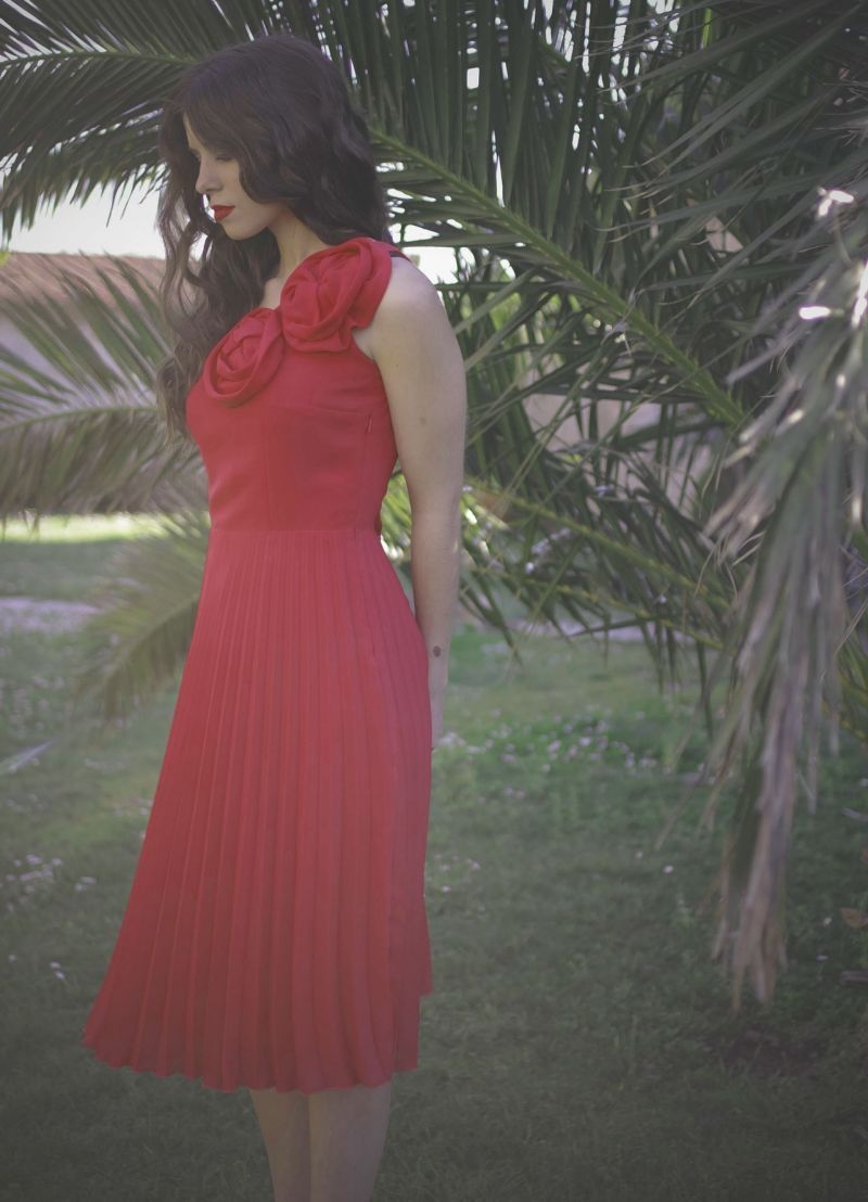 vestido corto asimetrico verde plisado de arimoka